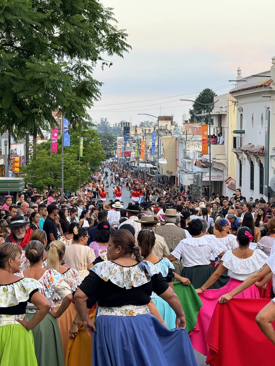 DarioCapitani's tweet photo. 🌍 En Alta Gracia en la apertura del 36° Encuentro Anual de Colectividades, donde la diversidad se expresa a través de sabores y música. Un evento que cada año sigue consolidando a Córdoba como un destino cultural imperdible. ✨ #CórdobaTurismo https://t.co/KcteiWIPt8