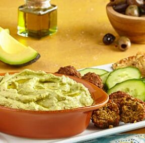 EvrydayShortcut's tweet image. A2: Game day isn’t complete without a big bowl of guacamole. I’m making a classic creamy guac with a little extra kick to keep things exciting. avocadosfrommexico.com/recipe/guacamo… #gno #alwaysagoodbowl #alwaysgood AD