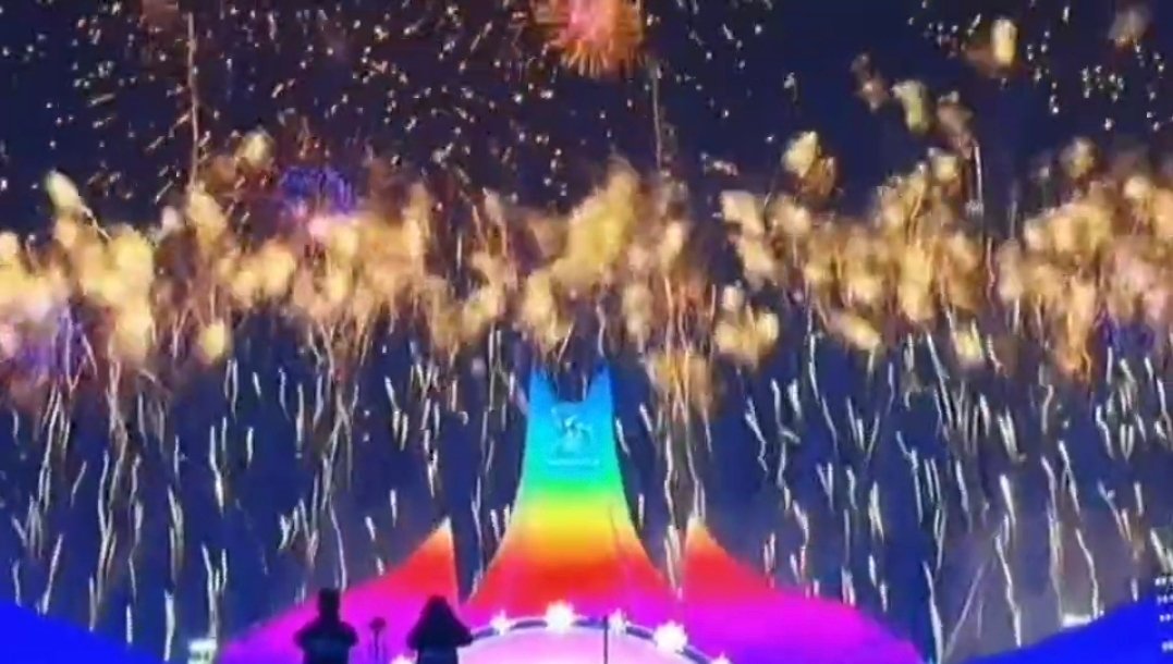 Serena_G22084's tweet photo. The fireworks display at Harbin Ice and Snow World is absolutely breathtaking! 🎆✨ ❄️ #HarbinIceAndSnowWorld #FireworksSpectacle #WinterWonderland https://t.co/PWdSYDIAz7
