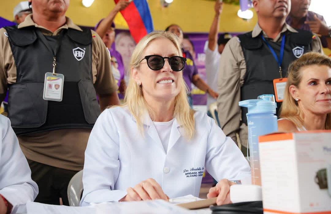 AnnabellaAzinEc's tweet image. Estamos aquí, con las familias ecuatorianas: escuchando, proponiendo y enfrentando todos los desafíos con valentía.

Este es nuestro momento, el país necesita soluciones, no promesas. Por eso seguimos firmes, para hacerlas realidad desde una asamblea distinta.
@DanielNoboaOk