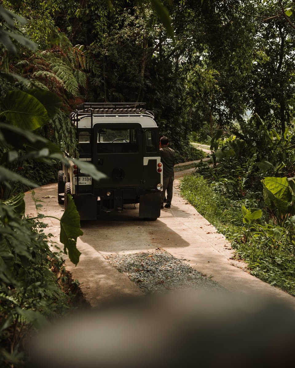FSThailand's tweet image. From breathtaking views to unforgettable experiences, our signature Land Rover tour is all about discovering nature's beauty in the #goldentriangle. Who’s up for a memorable #glamping adventure?  #fstentedcamp #offthegridwithfs