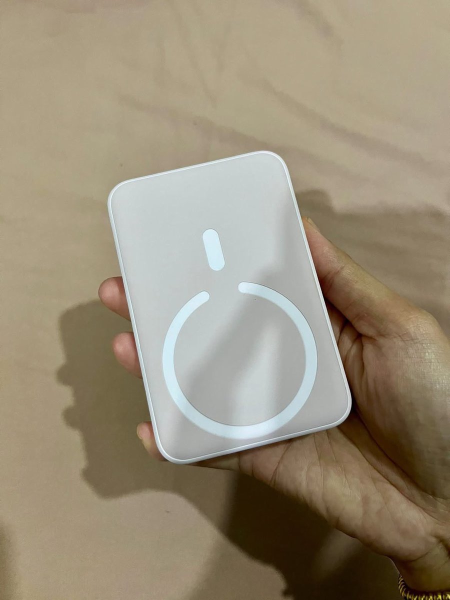 Hat ni Baseus 10,000 mAh. Ada option magnetic charging!  Boleh bawak pergi kerja letak dalam handbag atau nak bawak naik flight pun boleh. 10k mAh boleh masuk flight kan? 🤗

s.shopee.com.my/9f5pKa4PmU