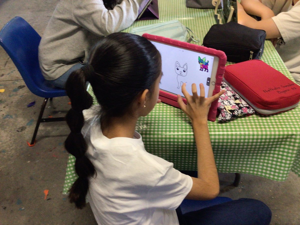 Con el grupo de 6to grado los estudiantes diseñan sus alebrijes en SketchesSchool para probar distintas combinaciones de color, diseño y formas. Al crear sus piezas físicas ahorrarán tiempo y material en la ejecución. <a href="/CSBoficial/">Colegio Simón Bolívar</a> <a href="/oz_csb/">Oscar Zúñiga</a> <a href="/JJHoyos_CSB/">Jesús Hoyos</a> #appleteacher #csb