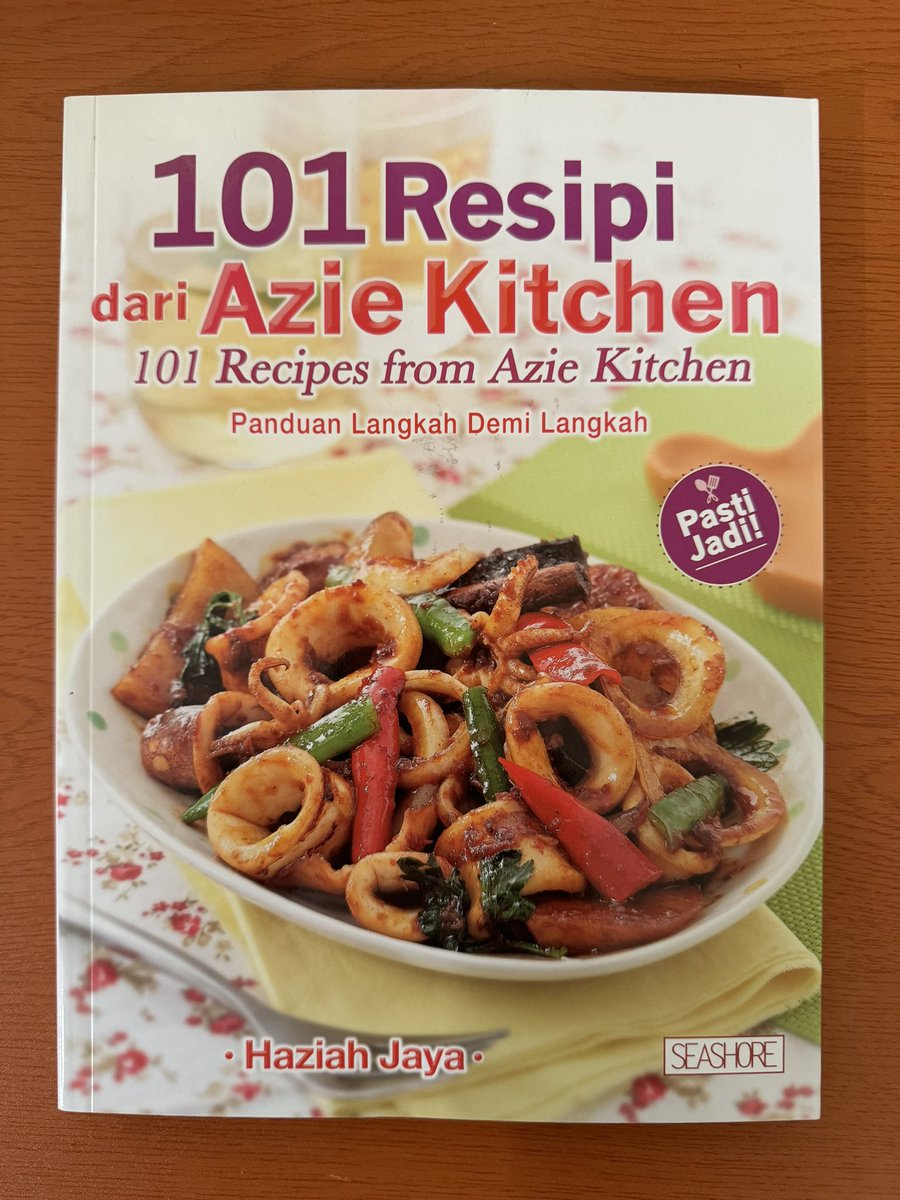ahmadmaslan's tweet photo. Saya diberi buku ini oleh 1 Bhg #KKR @moworksmy yg saya lawat. 

Banyak resipi menarik termasuk #NasiGoreng sardin. Saya akan mencubanya. Belum lagi. 

#NGAM #nanas &amp; #strawberry sudah. #NGAM petai &amp; corned beef sudah. #NGAM ayam &amp; daging sudah.

#NGAM Nasi Goreng Ahmad Maslan. https://t.co/7uVaaNJZw3