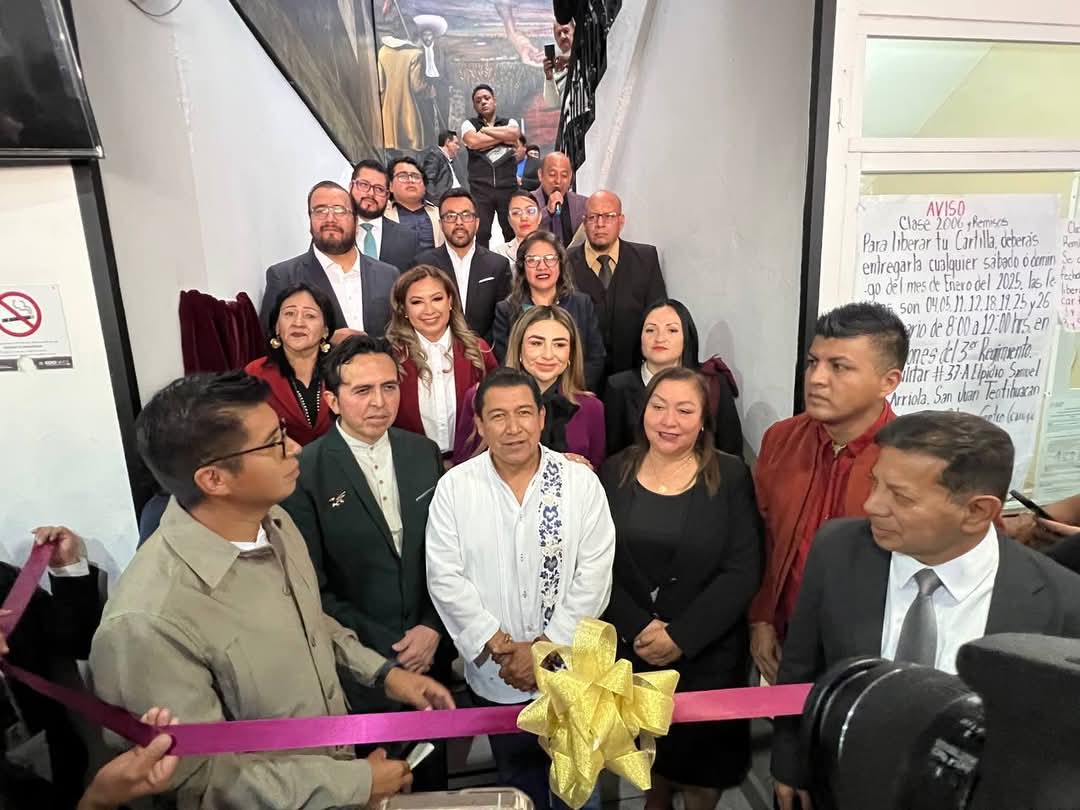 En #Ixtapaluca, el compromiso con la cultura preservan nuestra historia y enriquecen nuestro legado. Hoy  celebramos la revelación de la placa del mural “𝐃𝐢𝐦𝐞𝐧𝐬𝐢ó𝐧 𝐝𝐞  𝐥𝐚 𝐥𝐮𝐳", una obra de gran valor creada en 2004.

#CronistaMunicipal || Ing. Arq. Juan Jiménez