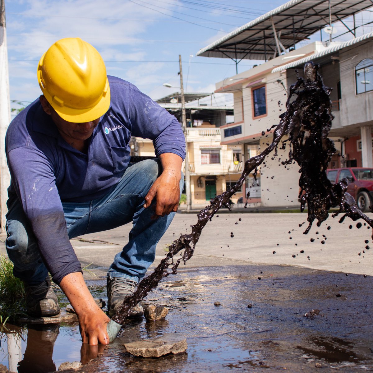 EpEmsaba's tweet photo. Ejecutamos en territorio el mantenimiento correctivo en tuberias terciarias y redes de agua que se encuentran obstruídas. La intervención se desarrolló en parte del casco comercial de la ciudad desde las calles Sucre, Bolívar y Calderón desde Juan X Marcos a calle Segunda. https://t.co/ri1XeILDNd