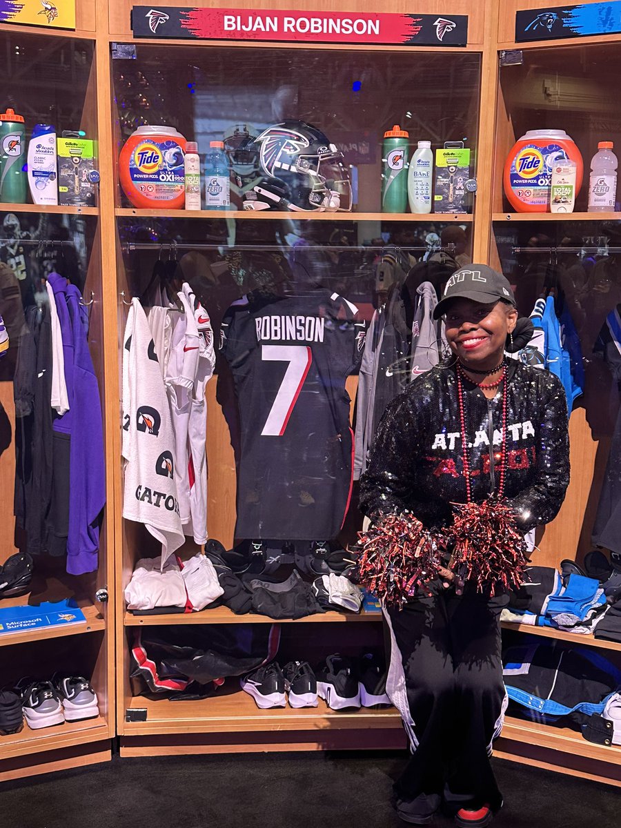 AtLisa30331's tweet image. At the Super Bowl Experience. They have @Bijan5Robinson repping the @AtlantaFalcons. 🔴⚫️🏈