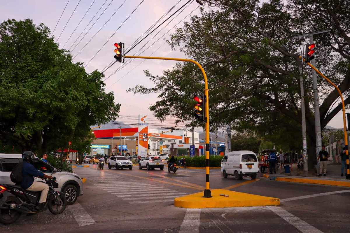 Hoy, entraron en funcionamiento los semáforos en la intersección de Cll 43 con Cra 31 - Bodegas Donado, mejorando el orden, la seguridad y la fluidez vehicular. Con esta instalación, seguimos modernizando la infraestructura vial y promovemos una movilidad más organizada.