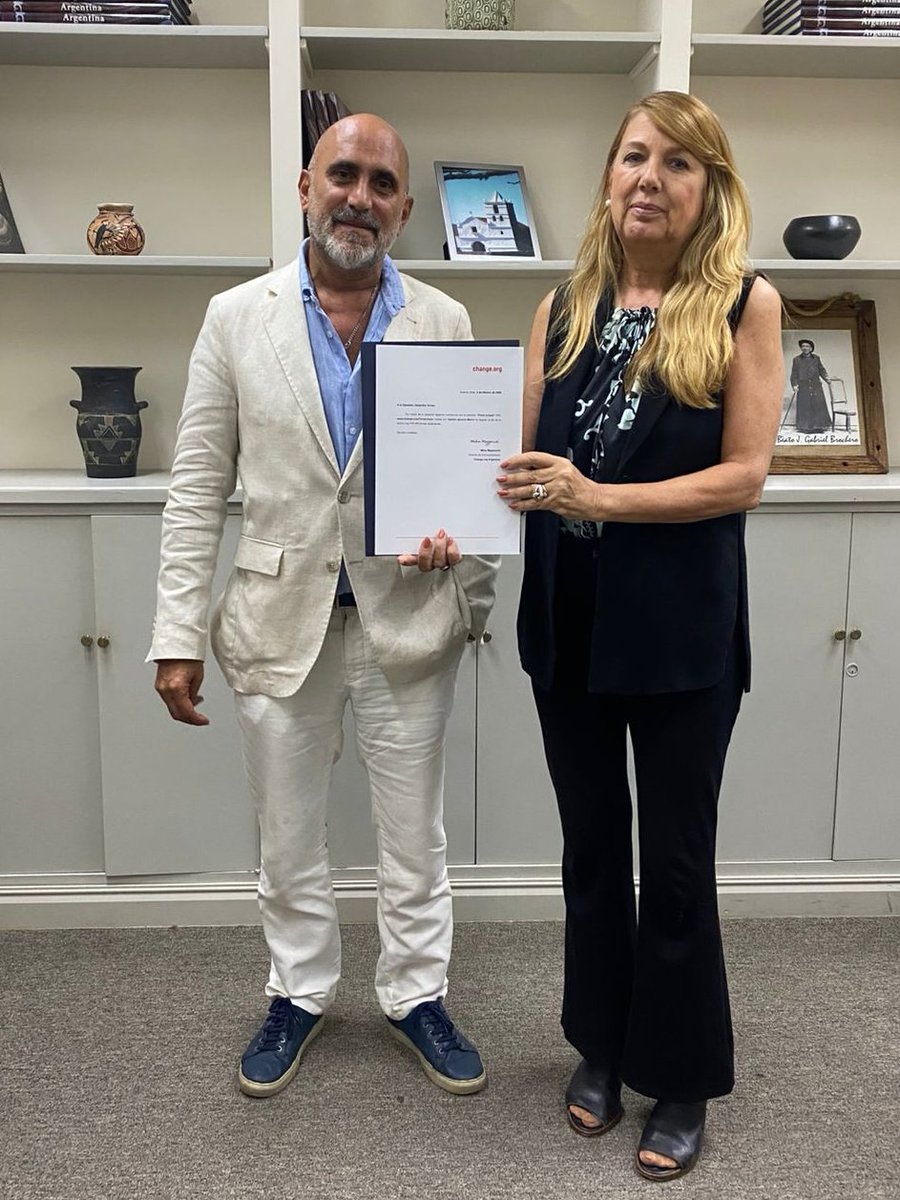 El gobernador de Córdoba <a href="/MartinLlaryora/">Martín Llaryora</a> promovió @fichalimpia a través de las legisladoras <a href="/bussovicky_ok/">María Victoria Busso</a> <a href="/julitarinaldi/">Rinaldi Julieta</a> <a href="/IleanaQuaglino/">Ileana Quaglino</a> y <a href="/charitoacevedo1/">María del Rosario Acevedo</a>.
Conversé con la diputada nacional <a href="/Ale_Torres60/">Alejandra Torres</a> sobre la lucha de la sociedad civil. 
Agradezco por tan hermosa reunión.