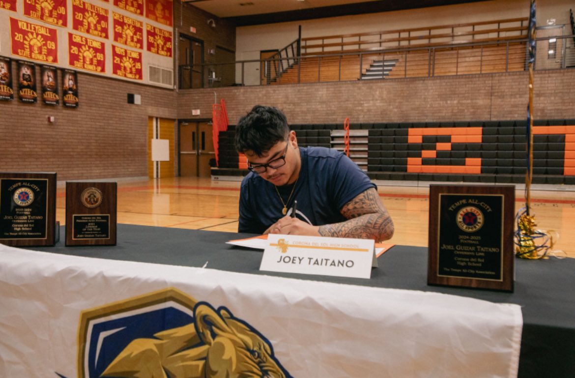 Joey (@joey_teeeeee) on Twitter photo Signed… Go Pumas🔵🟡
#NSD #developmentu
<a href="/CoachBStro/">Coach Strother</a>
<a href="/JamesMc07165348/">Coach McKinley</a>
<a href="/jasonbrown230/">Coach Jason Brown</a>
<a href="/gridironarizona/">Gridiron Arizona</a> Signed… Go Pumas🔵🟡
#NSD #developmentu
<a href="/CoachBStro/">Coach Strother</a>
<a href="/JamesMc07165348/">Coach McKinley</a>
<a href="/jasonbrown230/">Coach Jason Brown</a>
<a href="/gridironarizona/">Gridiron Arizona</a>