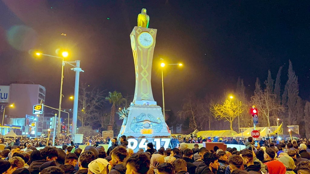 6 Şubat Deprem Şehitlerimizi Rahmetle Anıyoruz. 

6 Şubat 04.17’de, Adıyaman Saat Kulesi’nde depremde kaybettiğimiz canlarımızı anmak için bir araya geldik.

Acımız hala taze, kayıplarımızın yeri doldurulamaz… Ancak birlik ve beraberlik içinde, yaralarımızı sararak daha güçlü