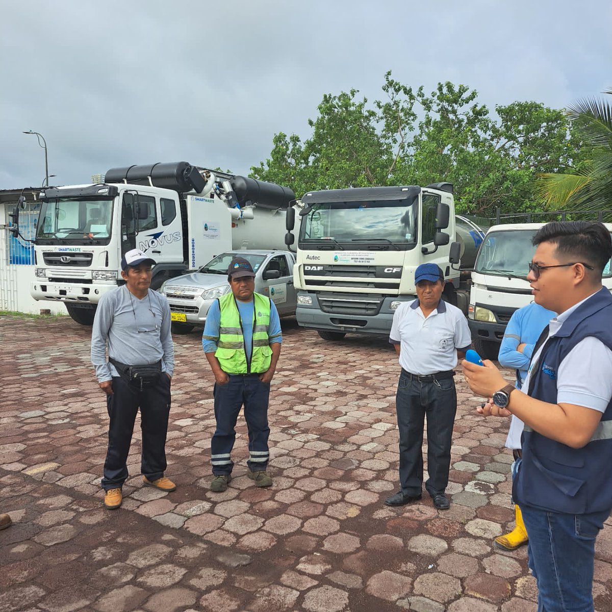 BitacoraEc's tweet photo. #Galapagos #SantaCruz #Agua #Heces y #Despilfarro

La historia del despilfarro: el agua potable y el alcantarillado de Santa Cruz, Galápagos

13 millones perdidos y 23 a punto de perderse en proyectos de agua potable y alcantarillado en Santa Cruz. Los alcaldes desfilan sin logran solucionar esta necesidad vital (hilo)