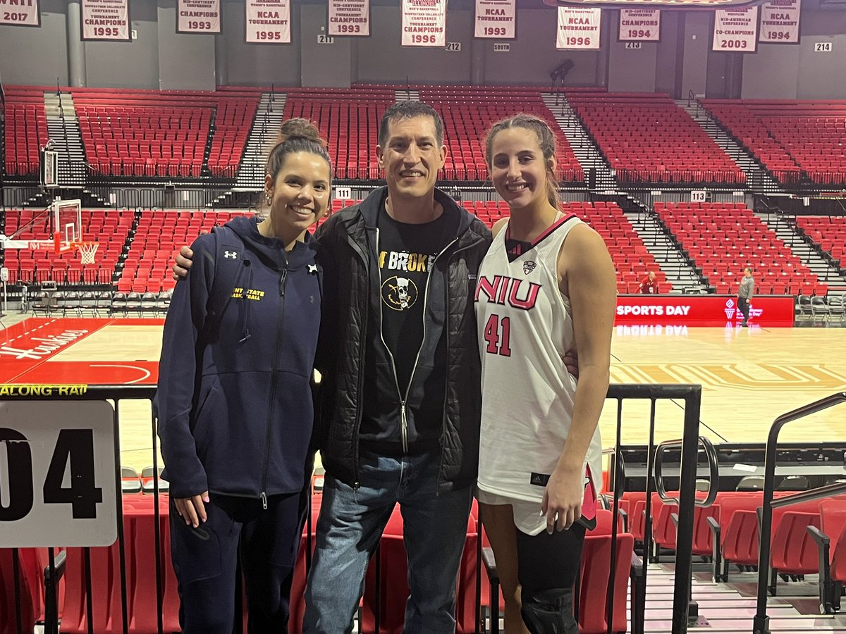 wolverinasbb's tweet photo. Reunion in DeKalb! @joybergstrom_ @Brooke_blume @a_kipley @bergstrom_lucy @LeeBergstrom3 @JRatzki @RyanBergstromRN @MichiganActuary https://t.co/3fRep7WF2m