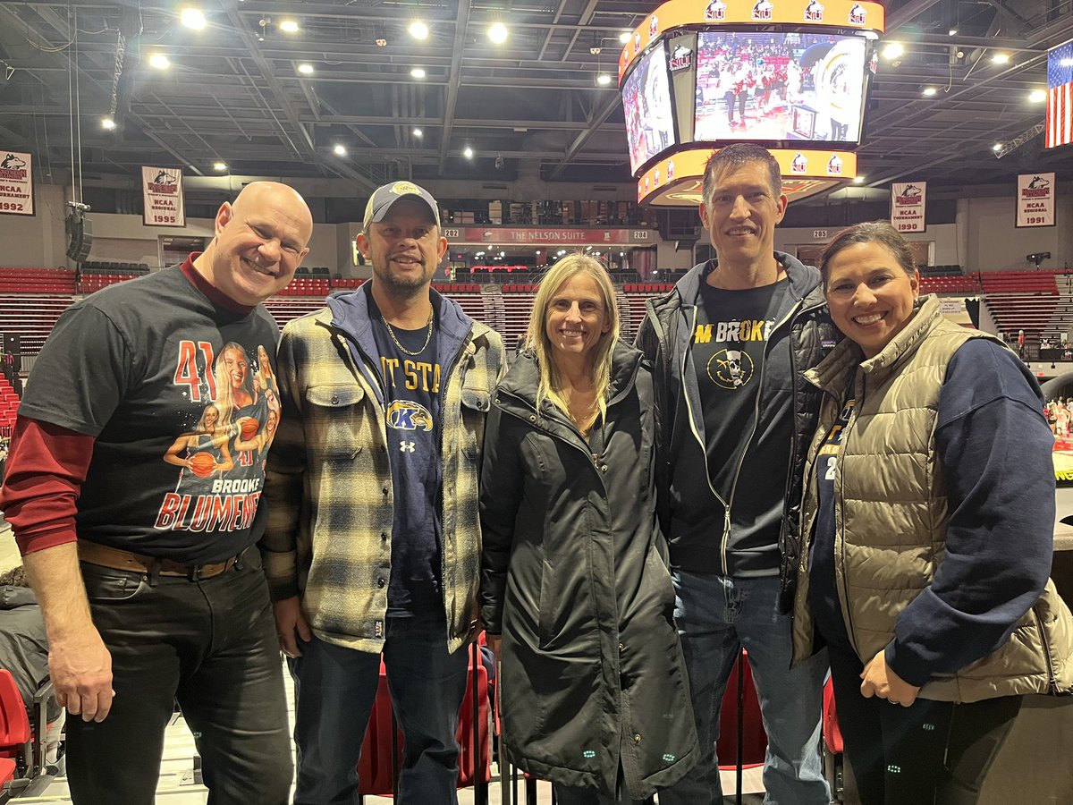 wolverinasbb's tweet photo. Reunion in DeKalb! @joybergstrom_ @Brooke_blume @a_kipley @bergstrom_lucy @LeeBergstrom3 @JRatzki @RyanBergstromRN @MichiganActuary https://t.co/3fRep7WF2m