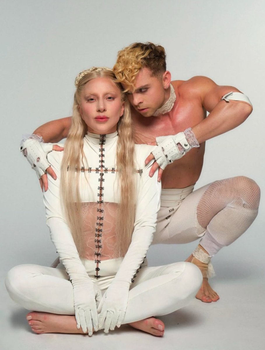 Lady Gaga took the time to take individual photos with the dancers on-set of Abracadabra 🖤