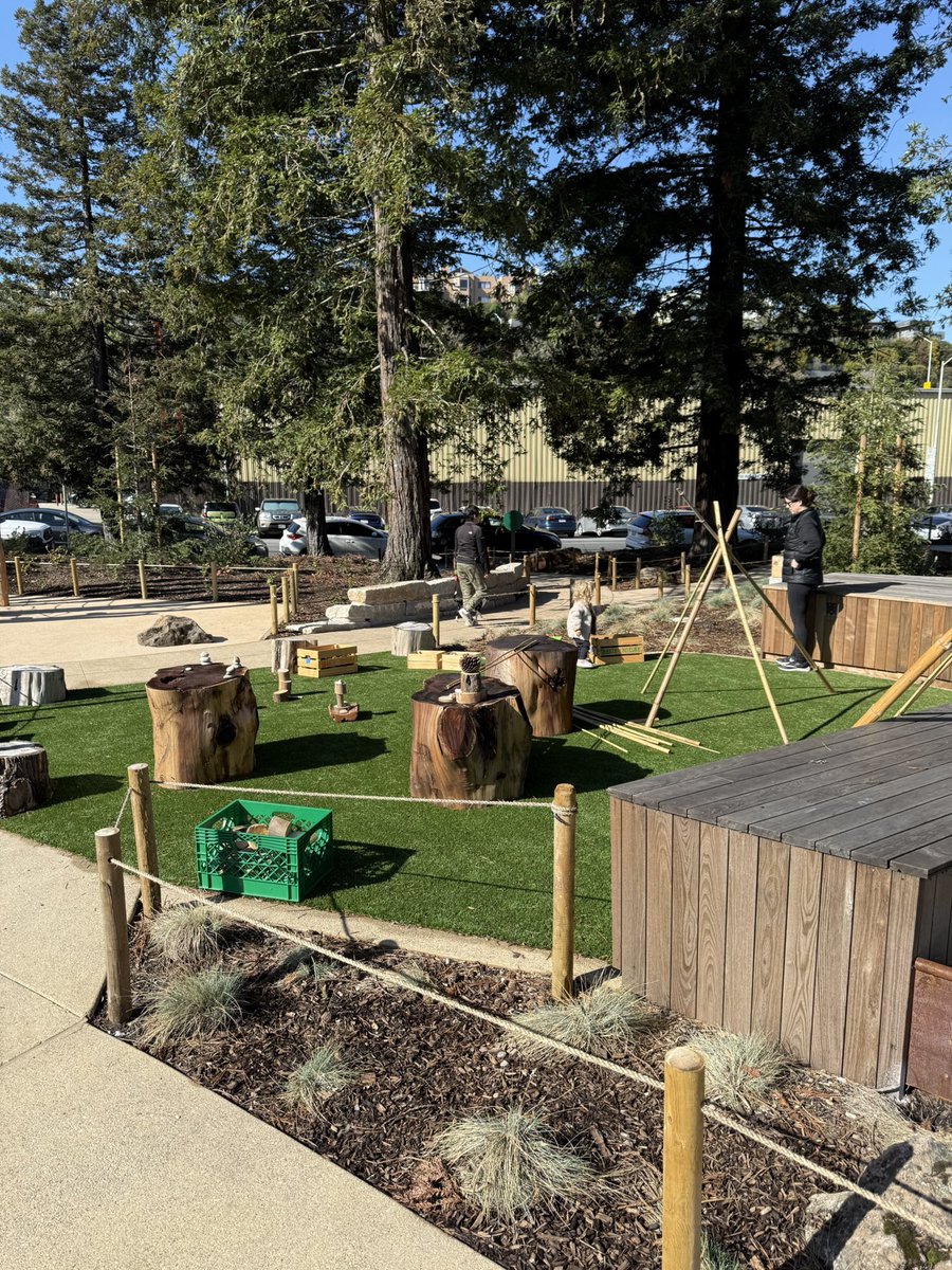 theoellingtonSF's tweet image. Such an incredible showing for the Grand Opening of Esprit Park in #Dogpatch. Great to see this open space renovated and  transformed for kids, families, and dogs! @RecParkSF @UCSF @Green_Benefit