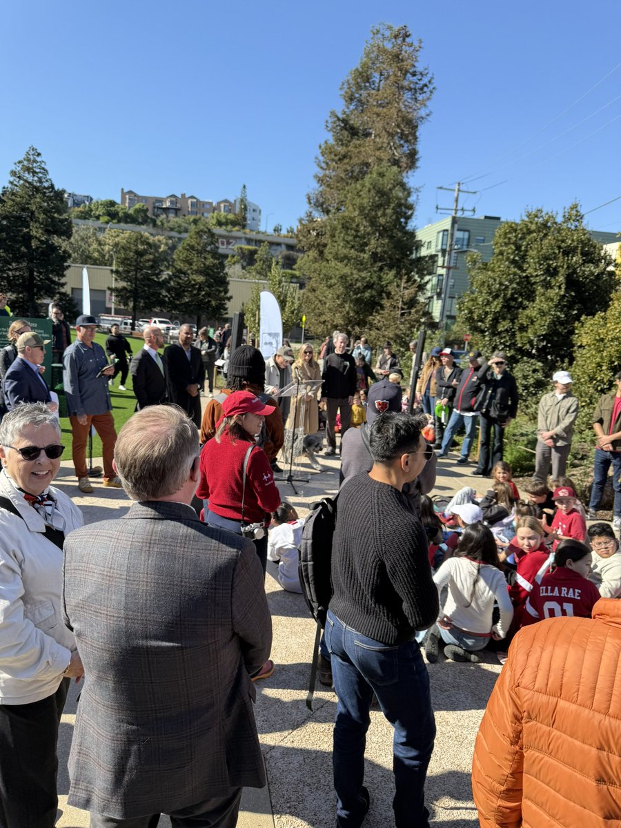 theoellingtonSF's tweet image. Such an incredible showing for the Grand Opening of Esprit Park in #Dogpatch. Great to see this open space renovated and  transformed for kids, families, and dogs! @RecParkSF @UCSF @Green_Benefit