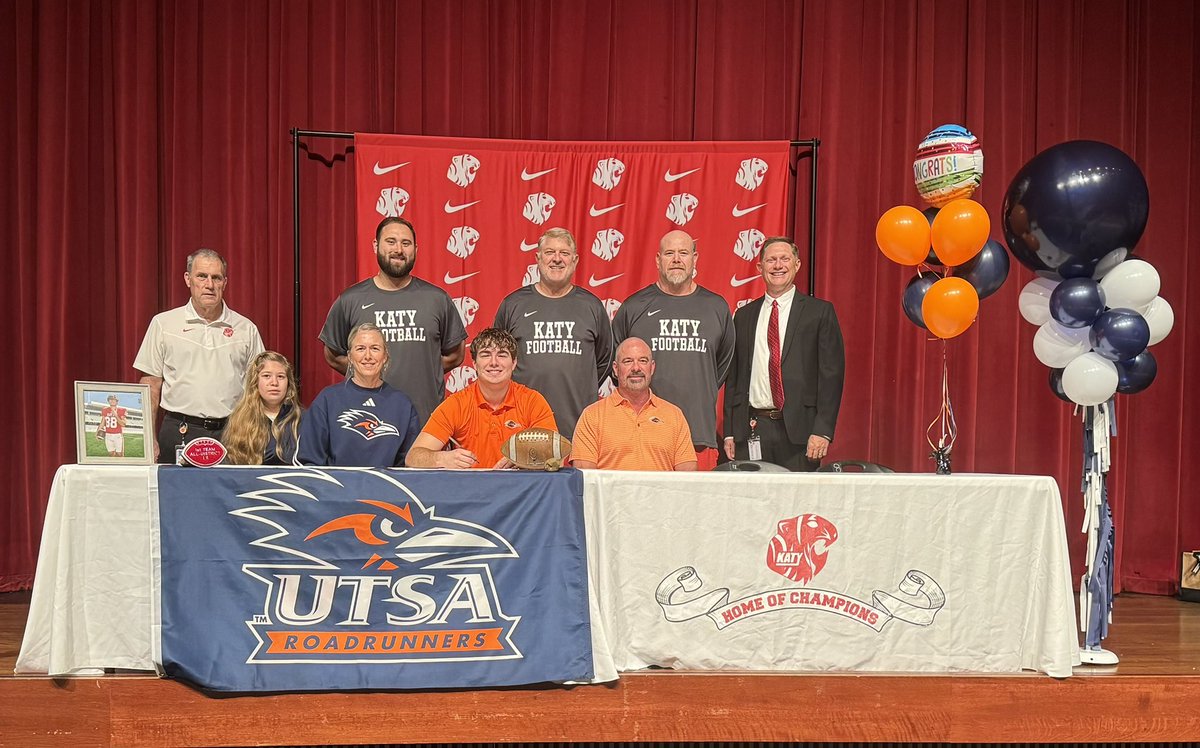 JonStephens86's tweet image. Proud to be a roadrunner!!! 88 out✌️
@Katyfootball @UTSAFTBL @CoachBrownUTSA @CoachTraylor @CoachTyCarter @aj_blum @TheChrisRubio @Bobby_Joe_14 @chrisroberson44