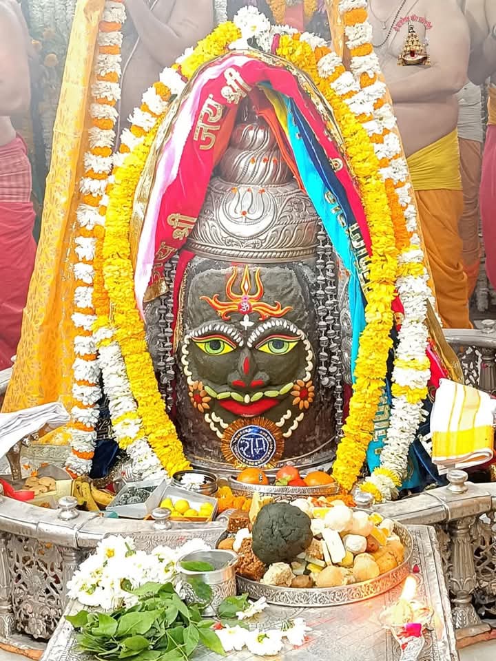 Anshukatiyar77's tweet photo. काल भी उसका क्या करे जो भक्त हो महाकाल का।

हर हर महादेव 🍀🚩 https://t.co/FRXVocCoyp