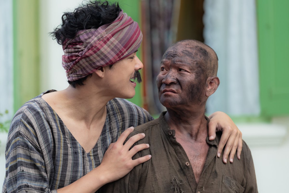 netflixth's tweet photo. พร้อมแล้ว...หรือยัง?
ที่จะขำระเบิดระเบ้อ กับนักรักแดนปักษ์ใต้ 
ใน 'เขาชุมทอง คะนองชุมโจร' ภาพยนตร์บู๊ไทยกลิ่นอายคาวบอย กับการผจญภัยปล้นปนฮา เอาชนะใจรักครั้งเก่า จากผู้กำกับเมอร์เด้อเหรอ - วิศิษฏ์ ศาสนเที่ยง

แล้วมารับความฮาแบบ "ยี้ฮ่าาาาา" พร้อมกัน ที่ Netflix เท่านั้น

#เขาชุมทองคะนองชุมโจร #ทีไทยทีมันส์​ #NextOnNetflix #NetflixTH