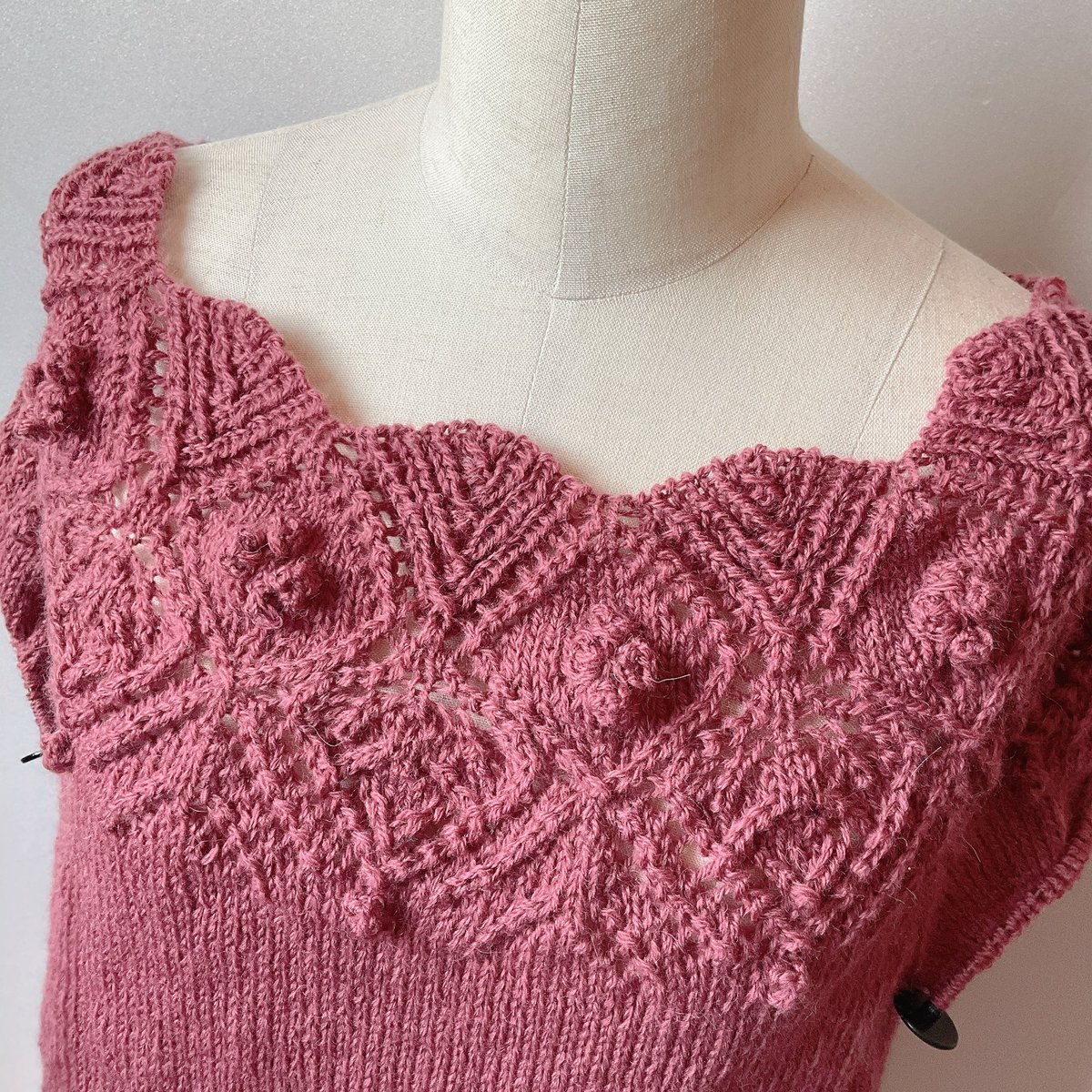 aco_knitting's tweet photo. Redberry Sweaterちゃん身頃が編めたよ～🍓 ̖́-
襟元スカラップめちゃめちゃかわいい！！！ https://t.co/fySEZkOWn9