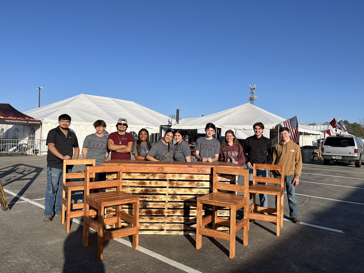 Congratulations to our Summer Creek FFA and Ag Mechanic Teams on winning Class Champion for their bar stool set and Grand Champion for their shooting table/target set at the Humble Rodeo! Great work, Bulldogs! 🤠🏆🎯
