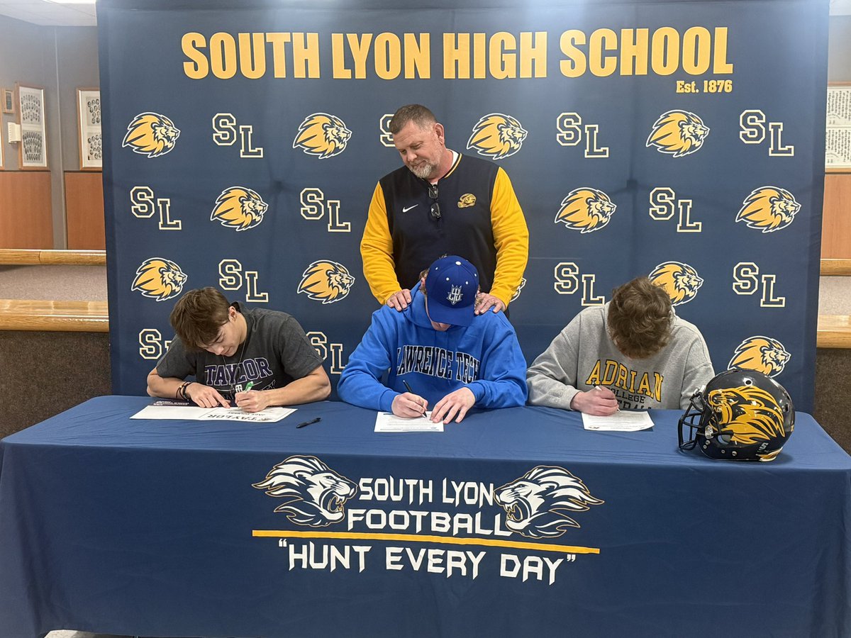 HEDslhsfootball's tweet photo. Congrats @ArcieroRocko @BradyShields_SL @jtolbert0328 on your commitments today!
@AdrianCollegeFB 
@LTU_FB 
@TrojansFBL 
#HED https://t.co/UbnnPKpqoD