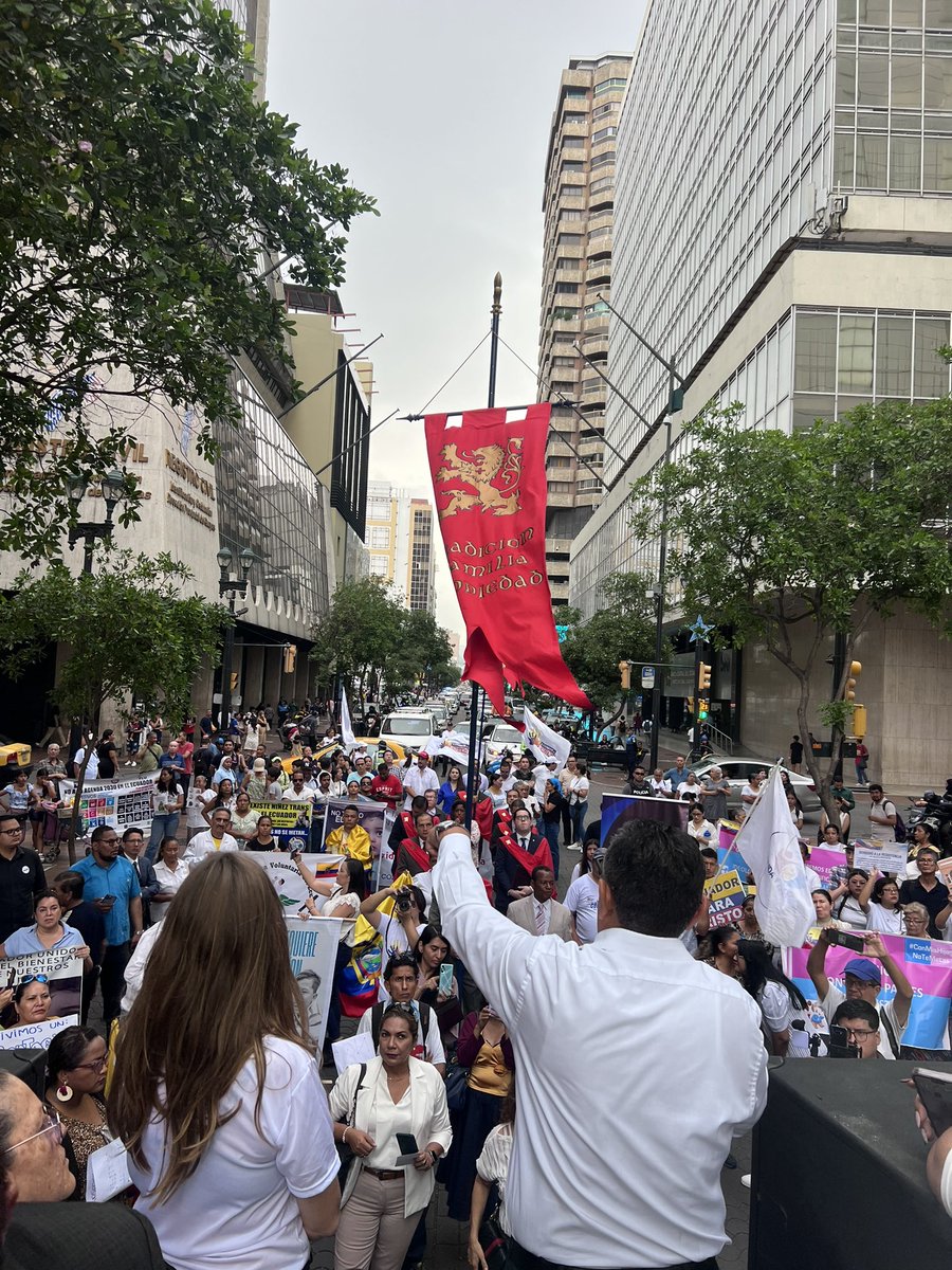 firmes_ec's tweet photo. Amigos queridos, 

La marcha fue todo un éxito gracias a Dios! 

Gracias por el esfuerzo que hicieron al ir a esta protesta con lluvia, entre semana y en horario laboral.

Sin sacrificio no hay militancia, sin militancia no hay IDEAL y sin ideal no tenemos nada. 

Un nuevo ciclo histórico se está abriendo, la opinión pública a nivel mundial está cambiando, jamás estuvimos equivocados solo adelantados a la época, pero ese tiempo ya está llegando y debemos estar preparados para la lucha que se viene porque los operadores del globalismo van a atacar, pero nosotros tenemos a Dios de nuestro lado, toda esta lucha Él la dirige. 

Gracias a los candidatos de distintos partidos que asistieron @mariocuvi @GuillermoCeli @enriquegomezec y a nuestra querida @geraldineweberm 

Se viene otra manifestación en Guayaquil mucho más grande este mes, la publicaremos con tiempo. 

Seguiremos adelante con esta batalla cultural por la Civilización con nuestra fiscalización ciudadana, denuncias, guerra psicológica, acción metapolitica, escuela de formación y más. 

Por la Familia y por la Patria. 

ÚNETE A LA RESISTENCIA 🔥

FIRMES POR ECUADOR 🇪🇨 

#FirmesPorEcuador