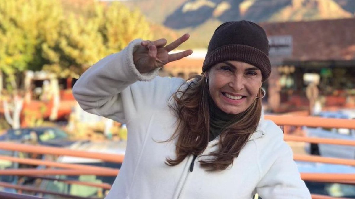 Mientras Guaidó (39 años) vive en USA jugando tenis sin oficio laboral conocido….

Alba Roversi ( 64 años) trabaja en Amazon repartiendo paquetería  desde las 6 am y vende hallacas para redondearse.

-Ven la diferencia?
-Entienden el por qué de mi arrechera?
