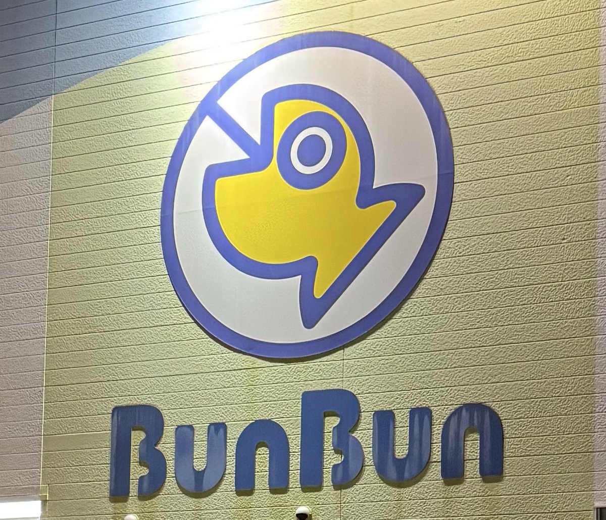 angler_god's tweet photo. お疲れ様です。
昨日はブンブン言いながら、釣具店行ってきました。在庫切れ多いリールでたまたまあったので購入しました👍
お値段なんと8646円ネットより安いじゃないか😳
これでエビ撒き釣り行けるぞ🎣
あと、ラーメン食べて帰りました🍜
本日も頑張っていきましょう👍
#23レガリス
#LEGALIS https://t.co/kQ6LgEcSmR
