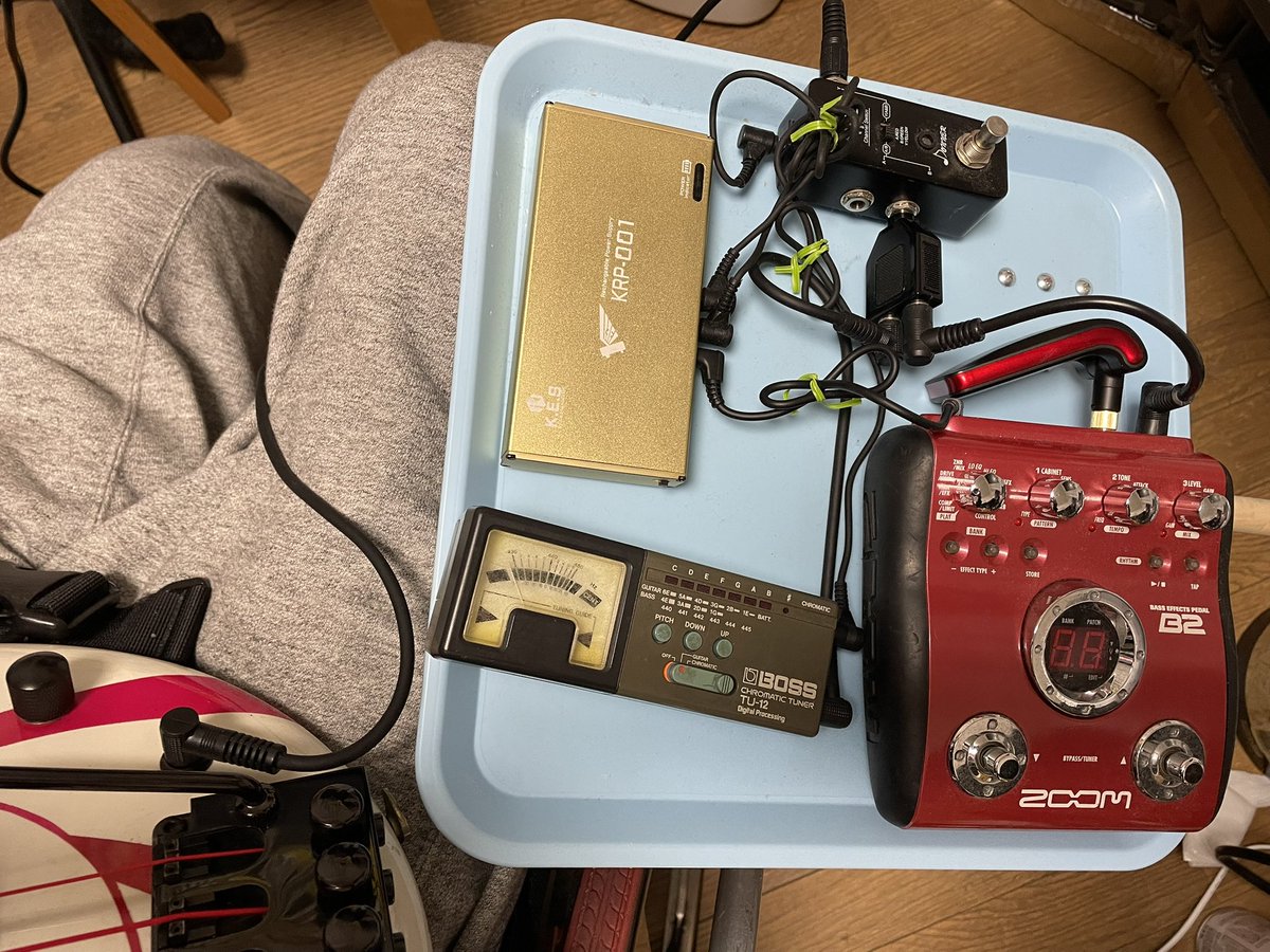 CandyBass0212's tweet photo. ようやく車椅子の脚にエフェクターボードを取り付けることができた。
まだ多少不安定なのでもう少し工夫が必要。

充電式のパワーサプライなので足元にはケーブルがありません。
またアンプへはワイヤレスで。

超久しぶりに来月スタジオなので、それまでには完成させたい。 https://t.co/9r6C5Aeezg
