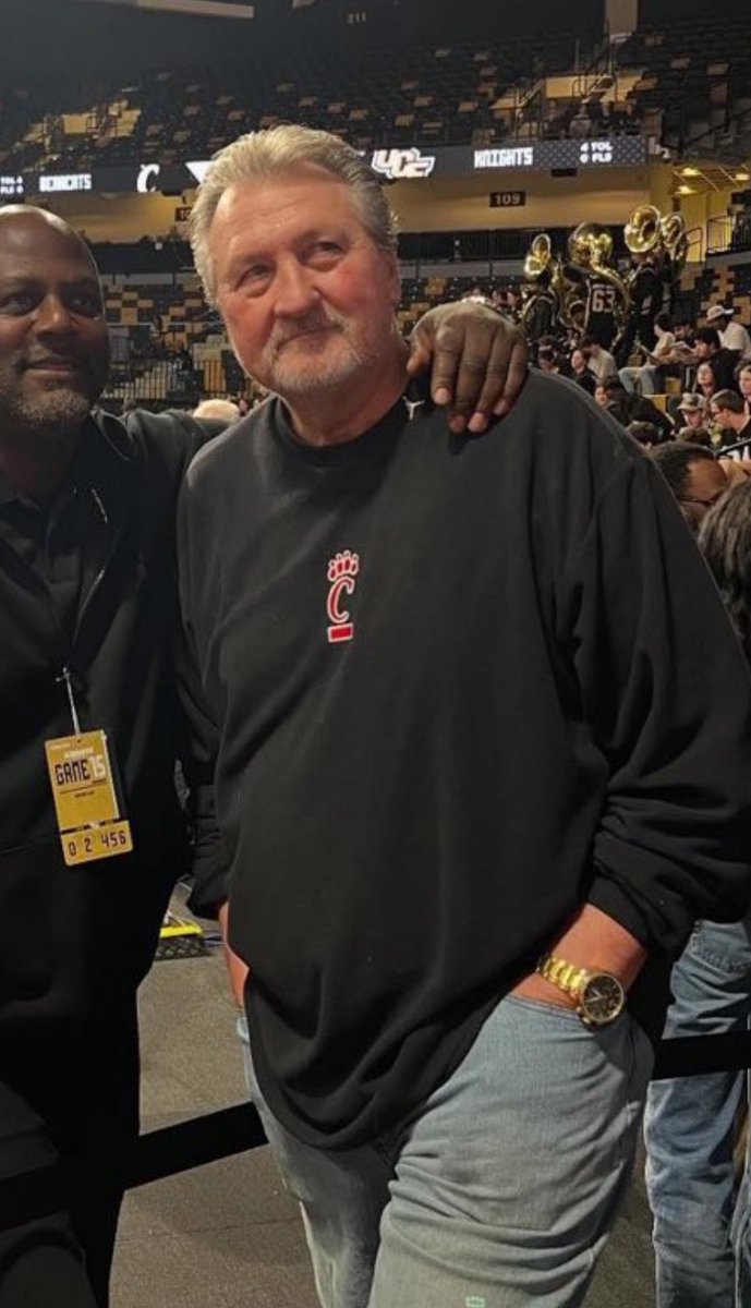 hudsonkeyne's tweet photo. You mean to tell me Bob Huggins showed up pregame and talked to the team in this fit and we put up 93 points?? Put him on the staff yesterday! https://t.co/Afxnhv8J3U