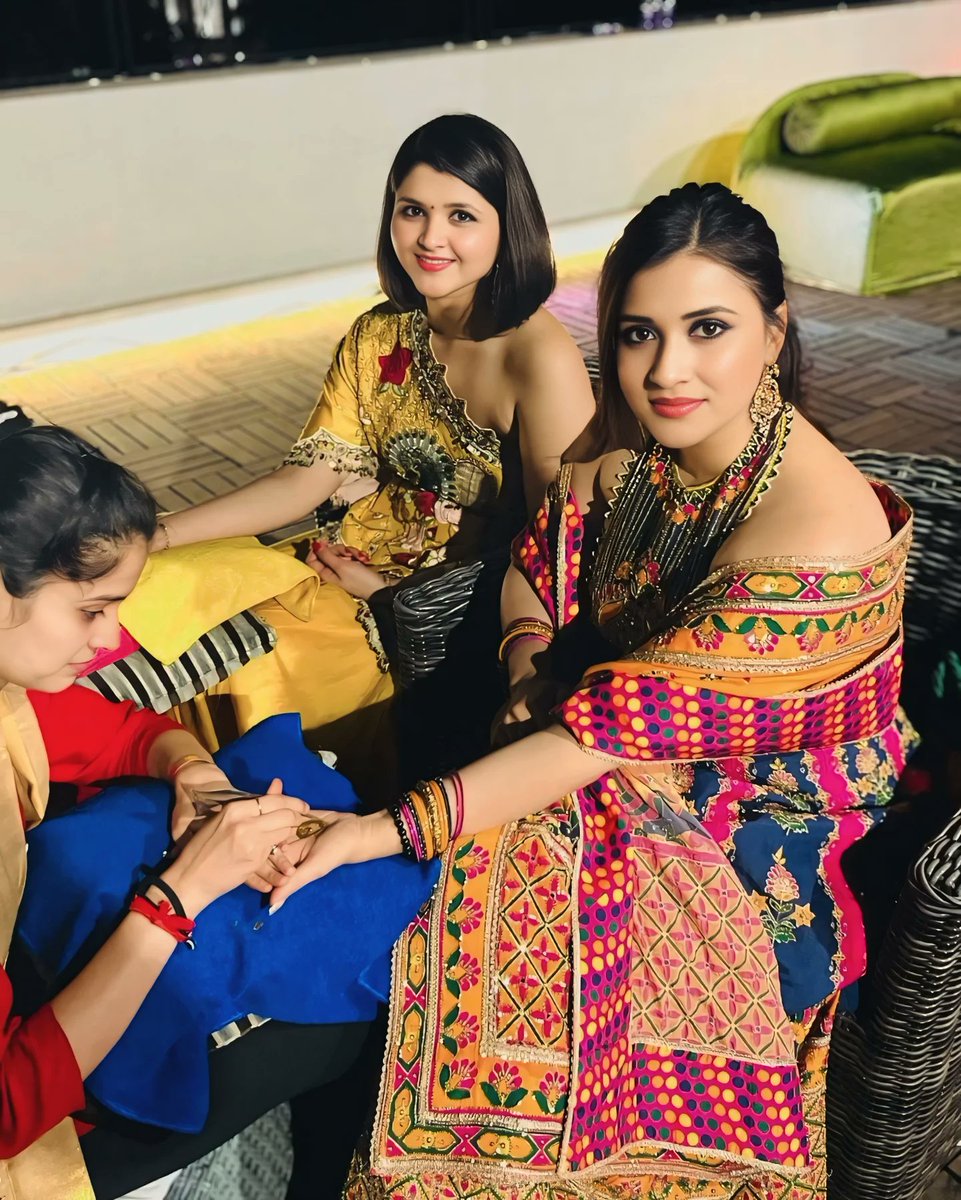 MannaraKiTribe's tweet photo. Chopra Sisters at their Brother's Mehedi Ceremony ❤️💛💫

#MannaraChopra #WeddingVibes https://t.co/4NynP48Kja