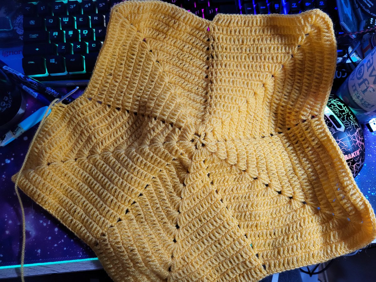 And I ran out of yarn. Need to wait 2 days for it it to arrive.