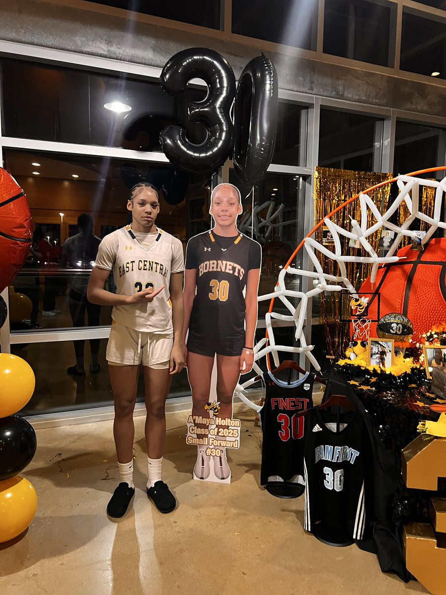 MayaHolton's tweet photo. Crazy how fast the season flew by 😔 I wish I had more time with  @_ECGBasketball. U being BESIDE me made all the difference! Thank you @Coach_MartyECHS for Senior Night &amp; trusting in me 💛https://t.co/FNw34lActy https://t.co/x5z1ze0JD1