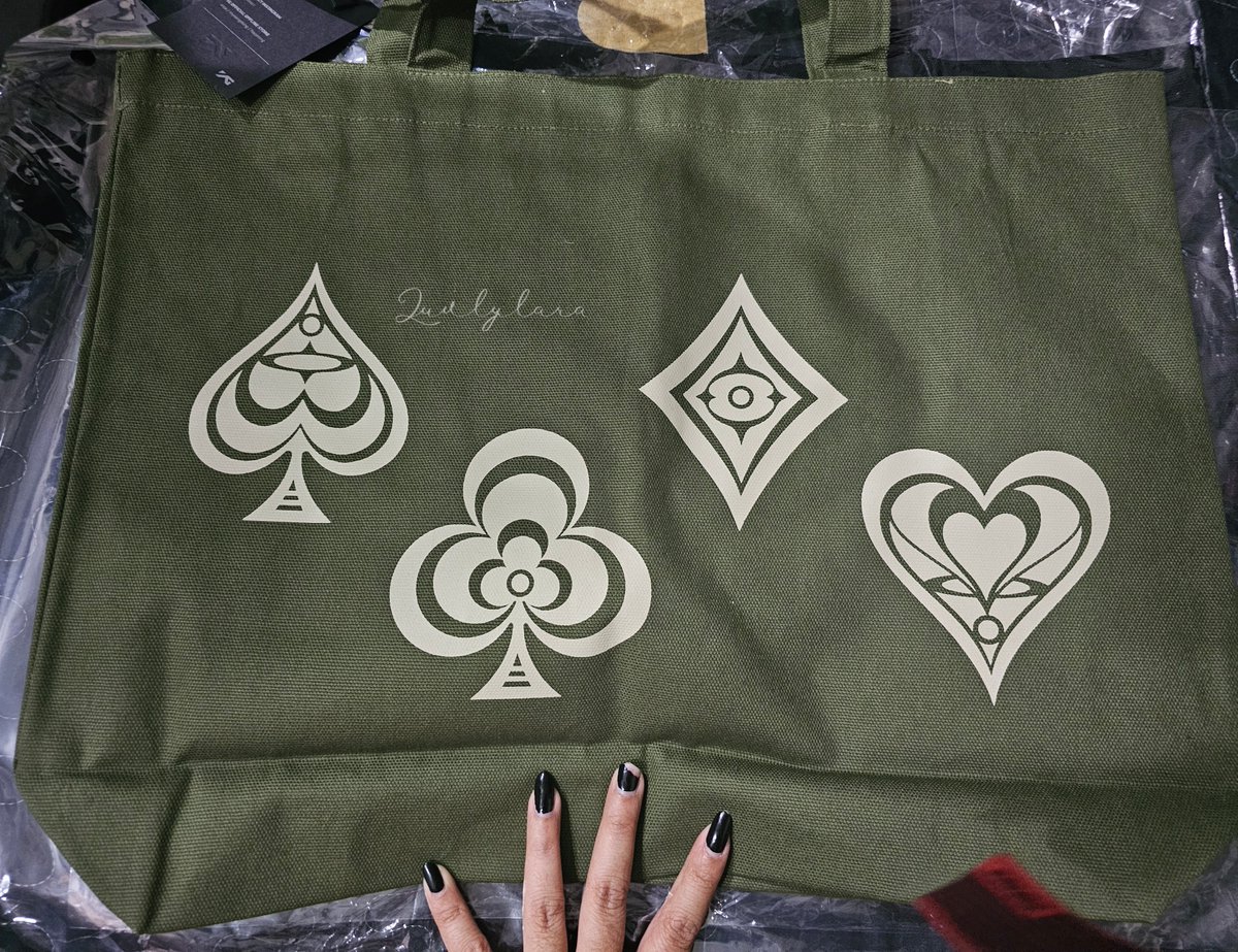 luvlylara's tweet photo. WTS 2NE1 Tote Bag RM 135 including postage to WM.
It’s new (never used) – I just opened it to check its condition.
RTS: I couldn’t decide which color to pick on D-day, so I ended up getting both. Now I'm only using the black one.
You can reserve it and pay on salary day, but please no backing out.
#Pasar2NE1 #PasarKpop #PasarKpopMY