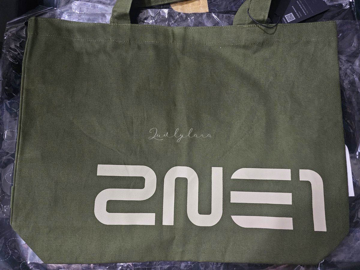 luvlylara's tweet photo. WTS 2NE1 Tote Bag RM 135 including postage to WM.
It’s new (never used) – I just opened it to check its condition.
RTS: I couldn’t decide which color to pick on D-day, so I ended up getting both. Now I'm only using the black one.
You can reserve it and pay on salary day, but please no backing out.
#Pasar2NE1 #PasarKpop #PasarKpopMY