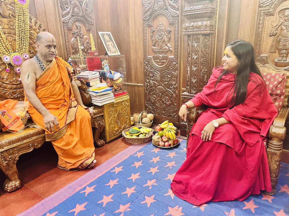 SadhviSaraswati's tweet photo. had the pleasure of meeting with Holiness Sri Sugunendra Tirtha Swami of Udipi Krishna Matha Karnataka #sadhvisaraswati #hindusherni #udpi #krishnamathaudupi #karnataka https://t.co/KbETgWHUu0