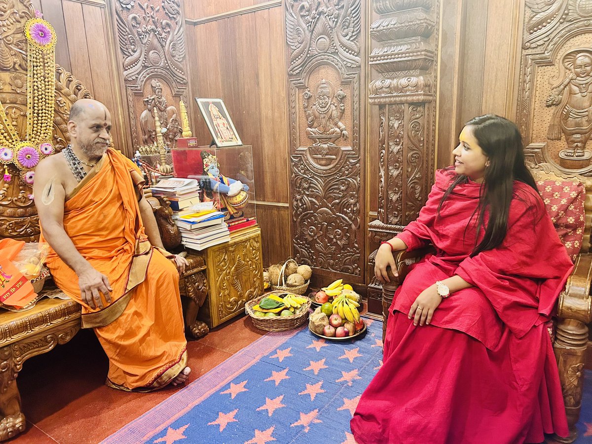 SadhviSaraswati's tweet photo. had the pleasure of meeting with Holiness Sri Sugunendra Tirtha Swami of Udipi Krishna Matha Karnataka #sadhvisaraswati #hindusherni #udpi #krishnamathaudupi #karnataka https://t.co/KbETgWHUu0