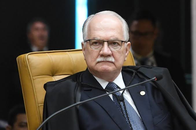 Se depender de Fachin, polícia do RJ continuará de mãos amarradas no combate ao crime 

Nesta quarta-feira (5), o ministro Edson Fachin votou a favor de manter medidas que impedem a Polícia Militar de agir contra o crime nas favelas do Rio de Janeiro. 

Com a decisão, a PM