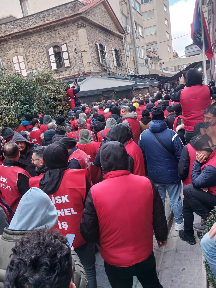 İzmir Büyükşehir Belediyesinde işten atılan 148 işçi direnişlerini devam ediyor. 

İşçiler bu haksızlık hukuksuzluk son bulsun diyerek mücadeleye devam edecekler.

#İzBBdeDİRENİŞvar

<a href="/drcemiltugay/">Dr. Cemil Tugay</a>
<a href="/herkesicinCHP/">CHP 🇹🇷</a> <a href="/eczozgurozel/">Özgür Özel</a>  <a href="/selinsayekboke/">Selin Sayek-Böke🇹🇷</a> <a href="/gamzetascier/">Gamze ŞENGEL TAŞCIER</a> 
<a href="/GokceGokcen_/">Gökçe Gökçen</a>