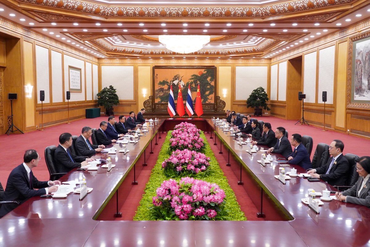 ingshin's tweet image. ในโอกาสมาเยือนสาธารณรัฐประชาชนจีนอย่างเป็นทางการ เช้าวันนี้ ดิฉันได้เข้าเยี่ยมคารวะประธานาธิบดีสี จิ้นผิง ณ มหาศาลาประชาชน กรุงปักกิ่ง ได้แสดงความยินดีที่ความสัมพันธ์ไทย - จีน ซึ่งสถาปนาความสัมพันธ์ทางการทูตเมื่อ 50 ปีก่อน…