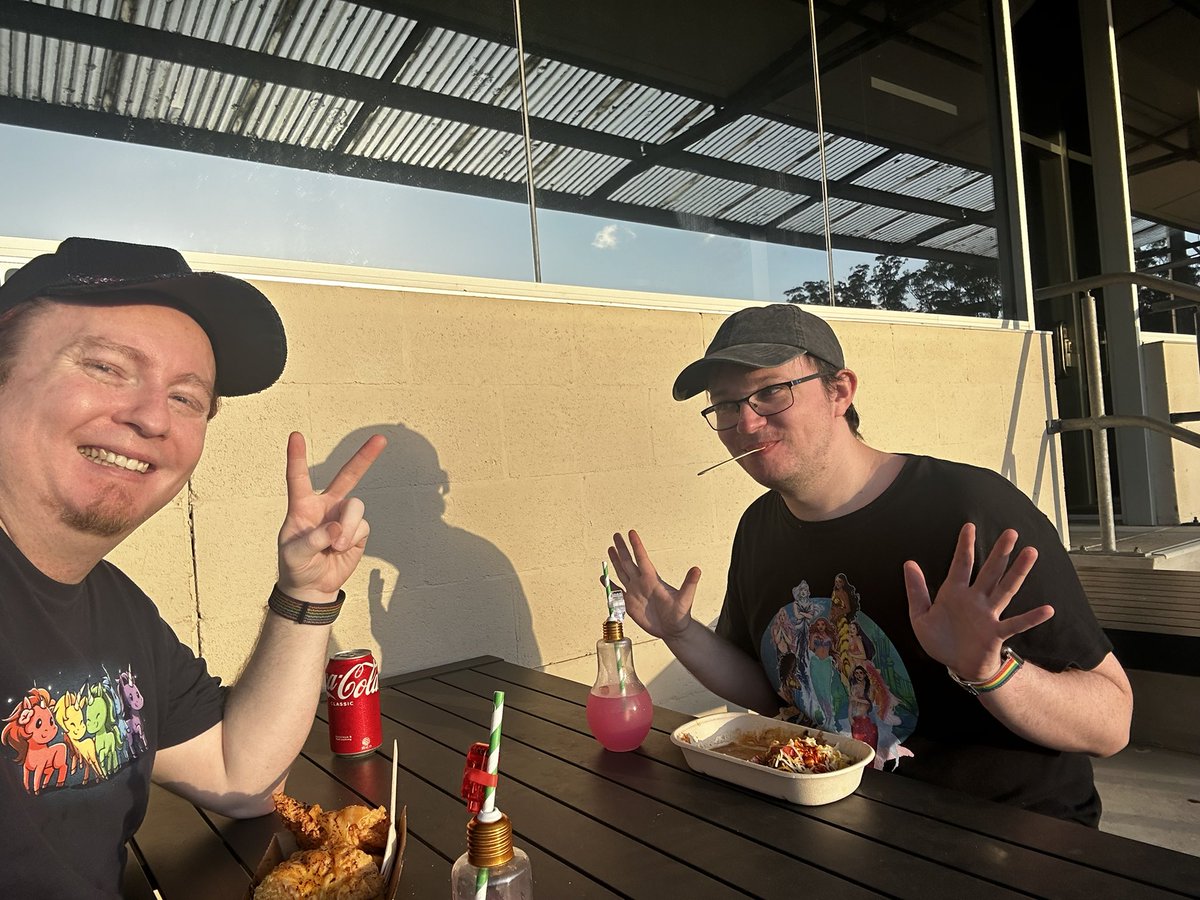 Kaaizen69's tweet photo. @ChrisPDraws the weirdo. 

Chilling at the Lunar New Year Gosford NightMarkets/Aussie NightMarkets

Happy Lunar New Year
Xīnnián Kuàilè (新年快乐)
🐍 https://t.co/TNJjm5WJk8