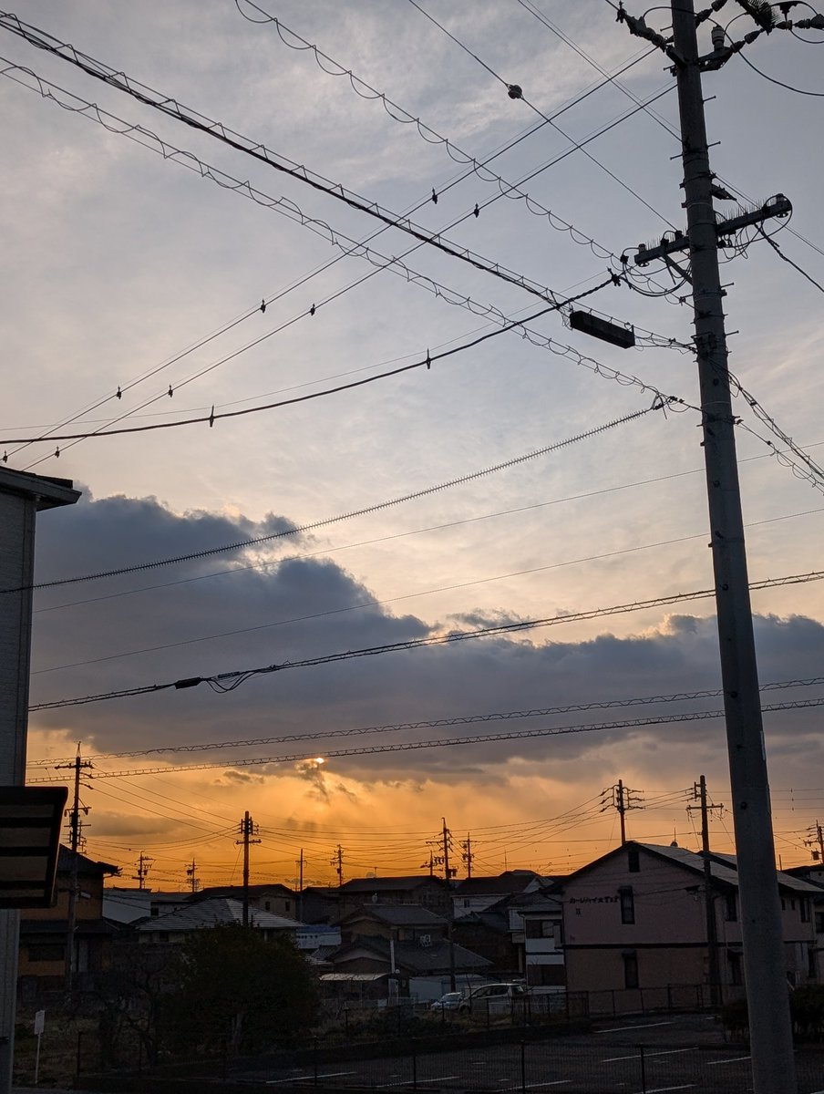 s_inuzuka's tweet photo. 風邪ひいて
１０日寝込んで
本日より動き始め
段々と
チョットしたことで
寝込むことが
増えてきた感じ
年かなぁ～
#チョット前のソラ https://t.co/tl4mf5Hkl0