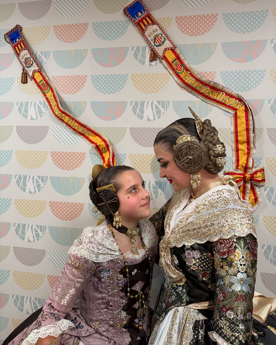 fallaRibesan's tweet photo. Un moment inoblidable! 💖 Nuria i Anabel ja tenen les seues bandes, elegides amb il·lusió per lluir-les amb orgull en les Falles 2025! 🎀 Un símbol de dedicació i passió que marca l’inici d’un any ple d’emocions! 🌟🔥 https://t.co/Z7KIGqaQh5