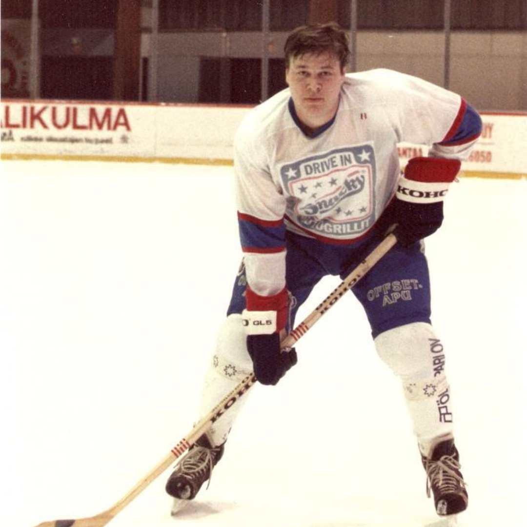 SnackyFIN's tweet photo. Oli ne aikoja... Snackyä nähtiin Kiekko-Vantaan paidoissa 🏒🍔
#snacky #snackyfin #nostalgia #tbt https://t.co/Ecio54icCu