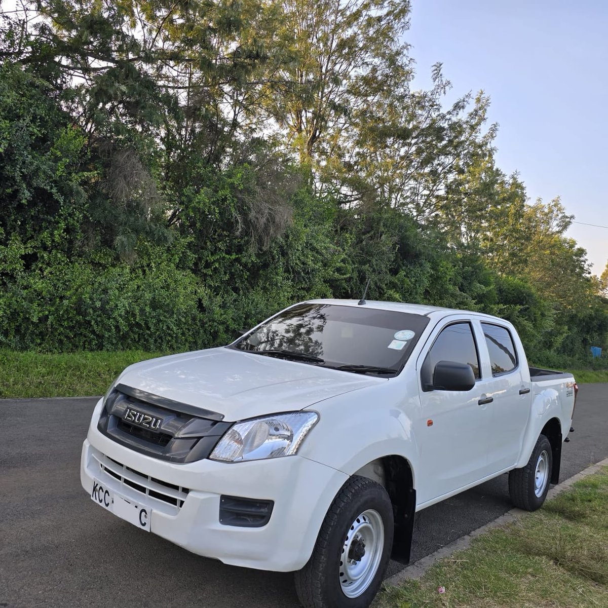 PowermatB's tweet photo. #Isuzu #dmax #Dcab pickup
- 2014 model
- 2500cc diesel
- manual 4wd
- local assembly
- very well-maintained
@ 2.299m
#PowermatMotors
#Psl #TT #MasingaTT
#SunsetCorsa #NyahururuTT
#CarTwitter #SpaceYaMagari #Hilux
#Dmax #Toyota #Revo #VW #Audi
#Demio #PsLTD #Kasarani https://t.co/HxIEDV5OZ2