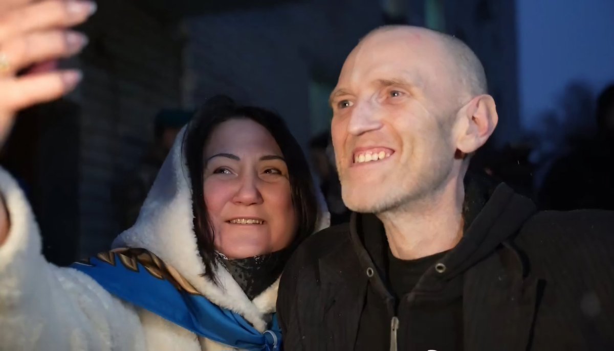 Вчорашній обмін.
Одна і та ж людина, тільки "до" і "після" з різницею у майже три роки. Завжди вірив, що він теж повернеться і не помилився.