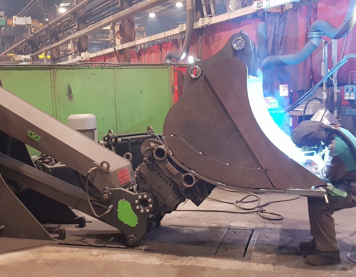 🔩 Focus savoir-faire !

Godet rétro enrochement en finition sur notre manipulateur à godet, outil indispensable pour une soudure précise.

#ACBPlus #GodetRetro #HitachiZX225US #FabricationSurMesure #ExcellenceChantier #Hitachi #Godet #Manipulateur #Soudure #Soudeur