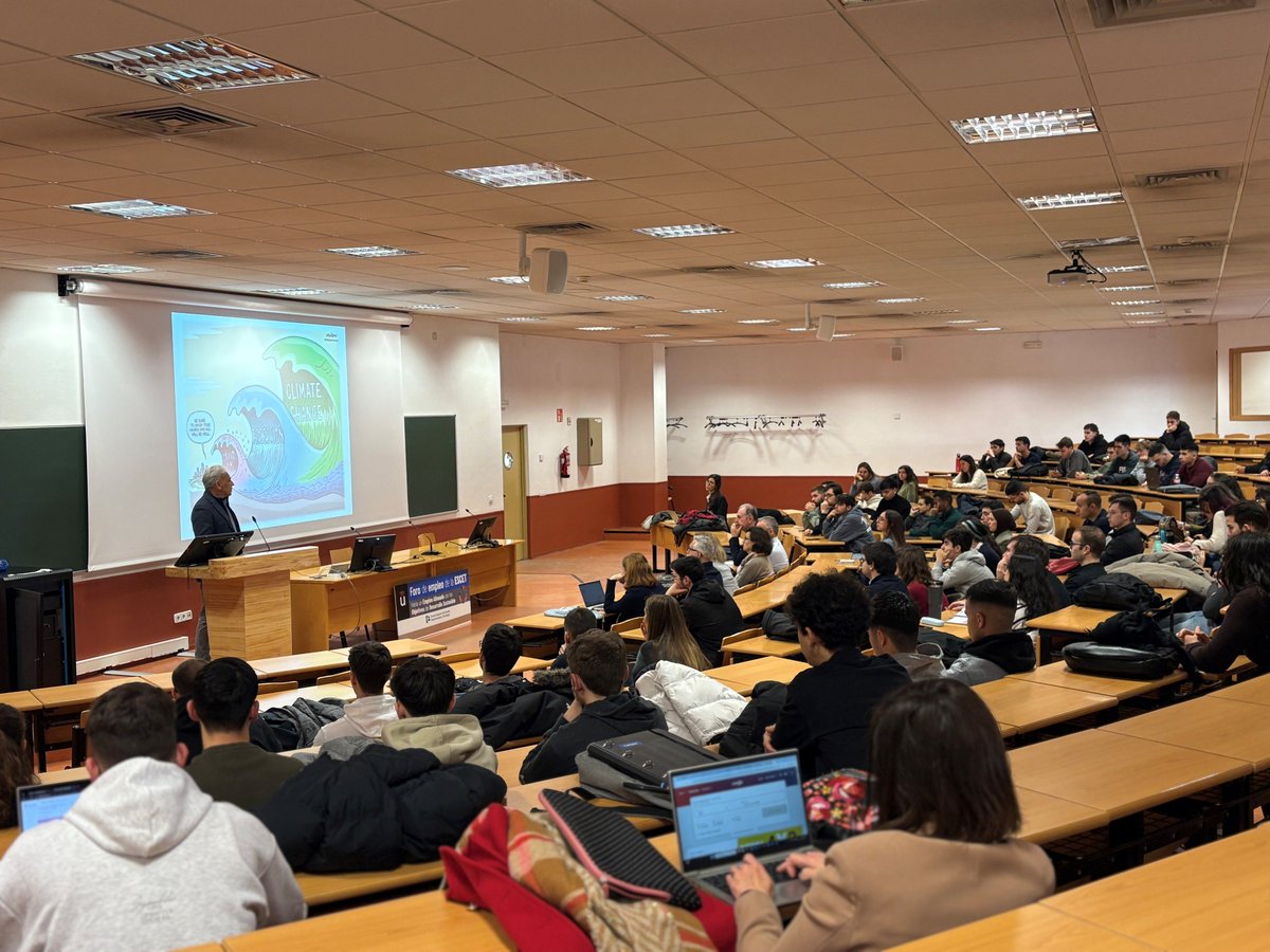 El foro de empleo de la ESCET acaba de comenzar. Estamos en la conferencia inaugural ¡Aún podéis acercaros a participar en las actividades y visitar los stands!